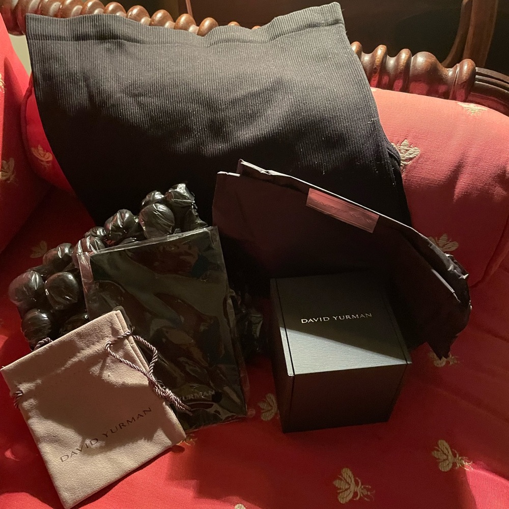 David Yurman gift wrapping set. Very nice ring or earrings gift wrapping set .